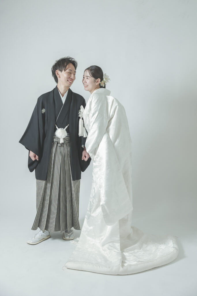 シンプルな背景で残す、和装姿が美しいふたりのフォト