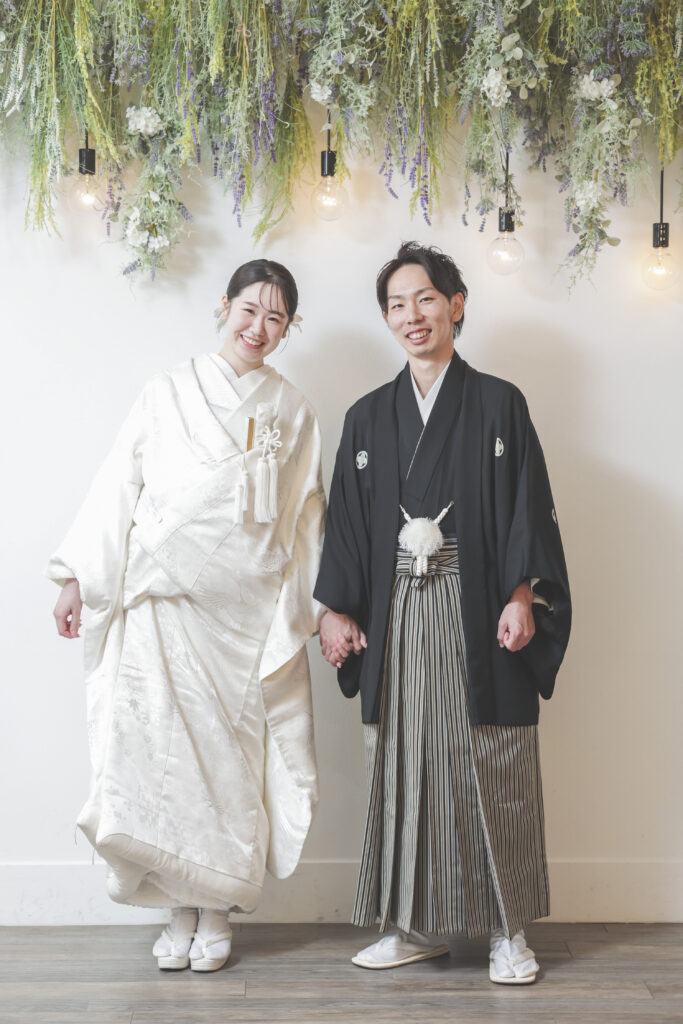 シンプルな背景で残す、和装姿が美しいふたりのフォト