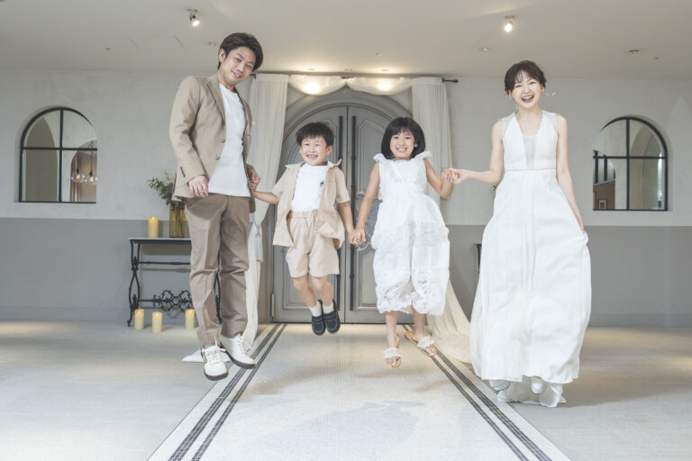家族4人で残す、笑顔いっぱいの記念日フォト