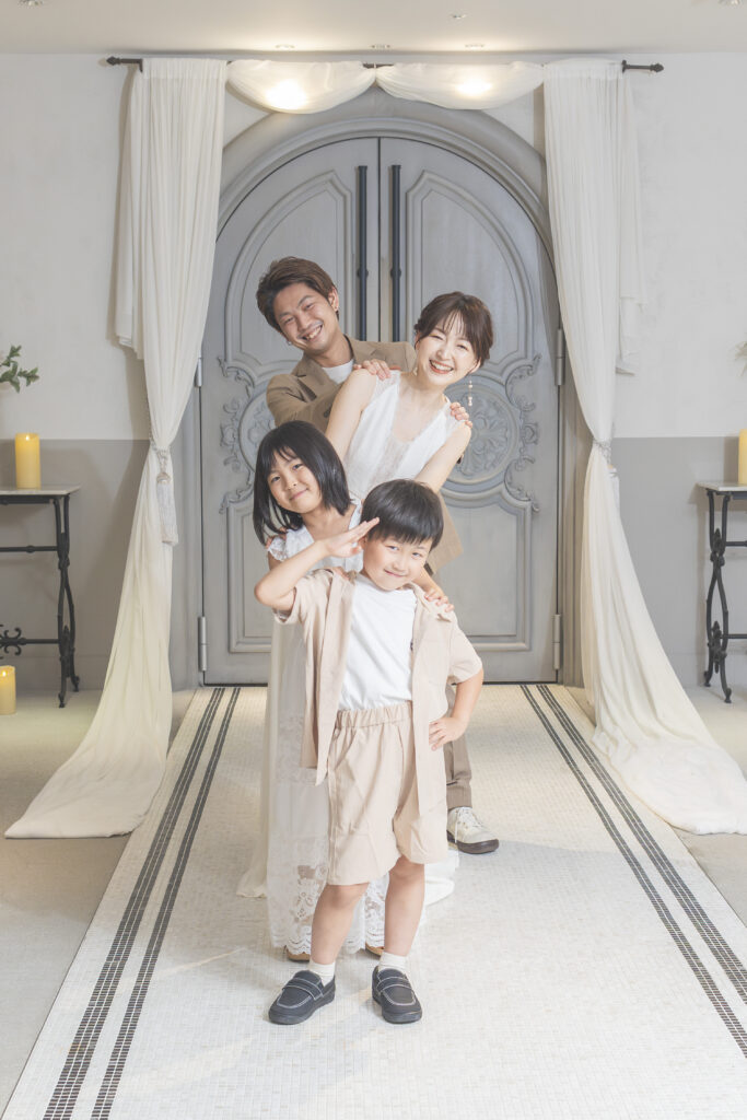 家族4人で残す、笑顔いっぱいの記念日フォト