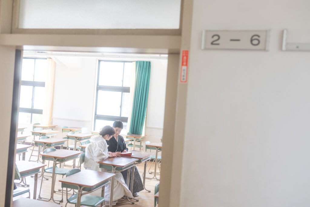 おふたりが出会った「2年6組」で。高校ロケーションフォト