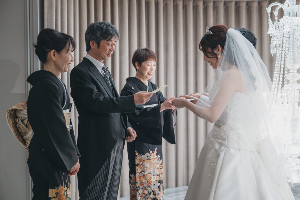 2着で楽しむ、家族との挙式のようなフォトウェディング