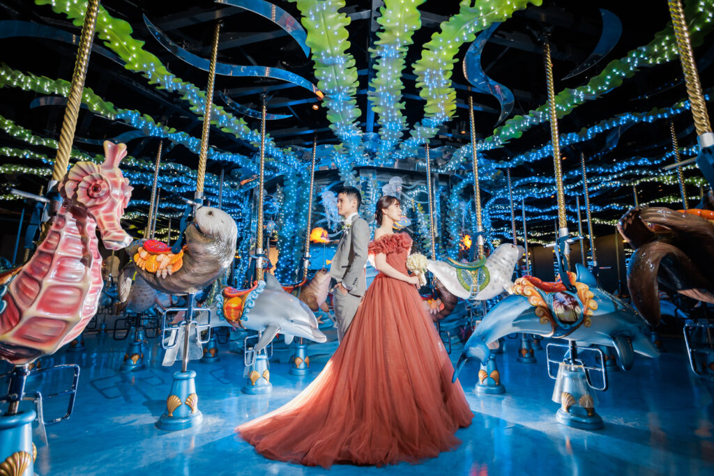 【洋装】紅が綺麗な水族館フォト☆