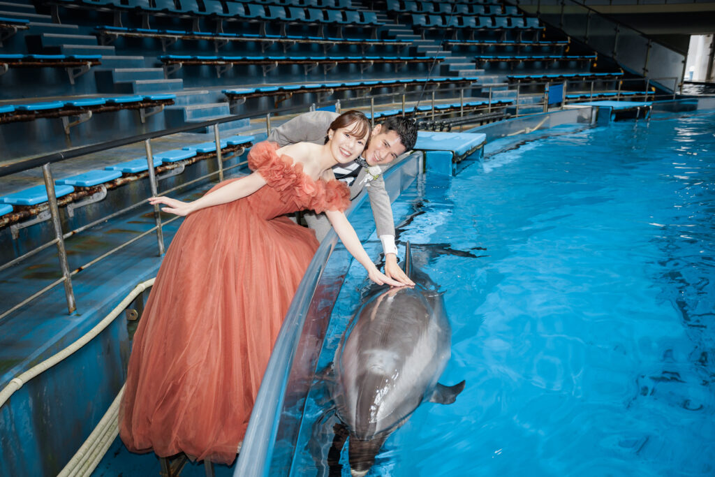 【洋装】紅が綺麗な水族館フォト☆