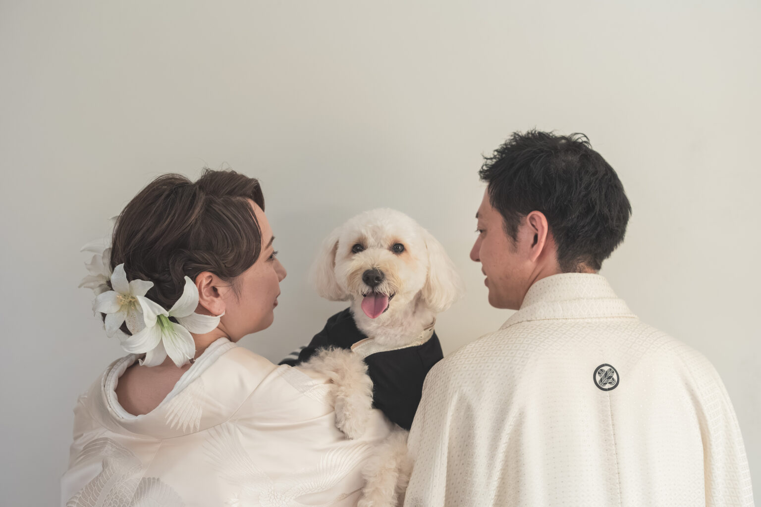 家族と愛犬そろって和装フォト。笑顔と拍手に包まれた撮影