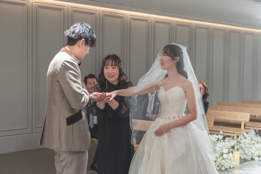 涙に包まれた感動のチャペルフォト