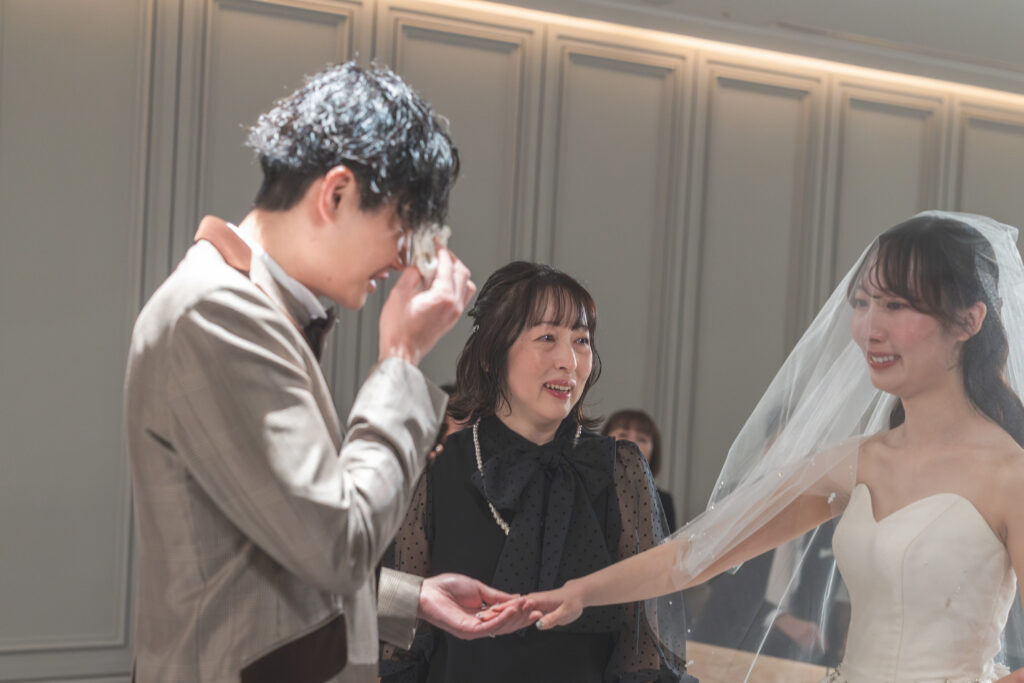 涙に包まれた感動のチャペルフォト